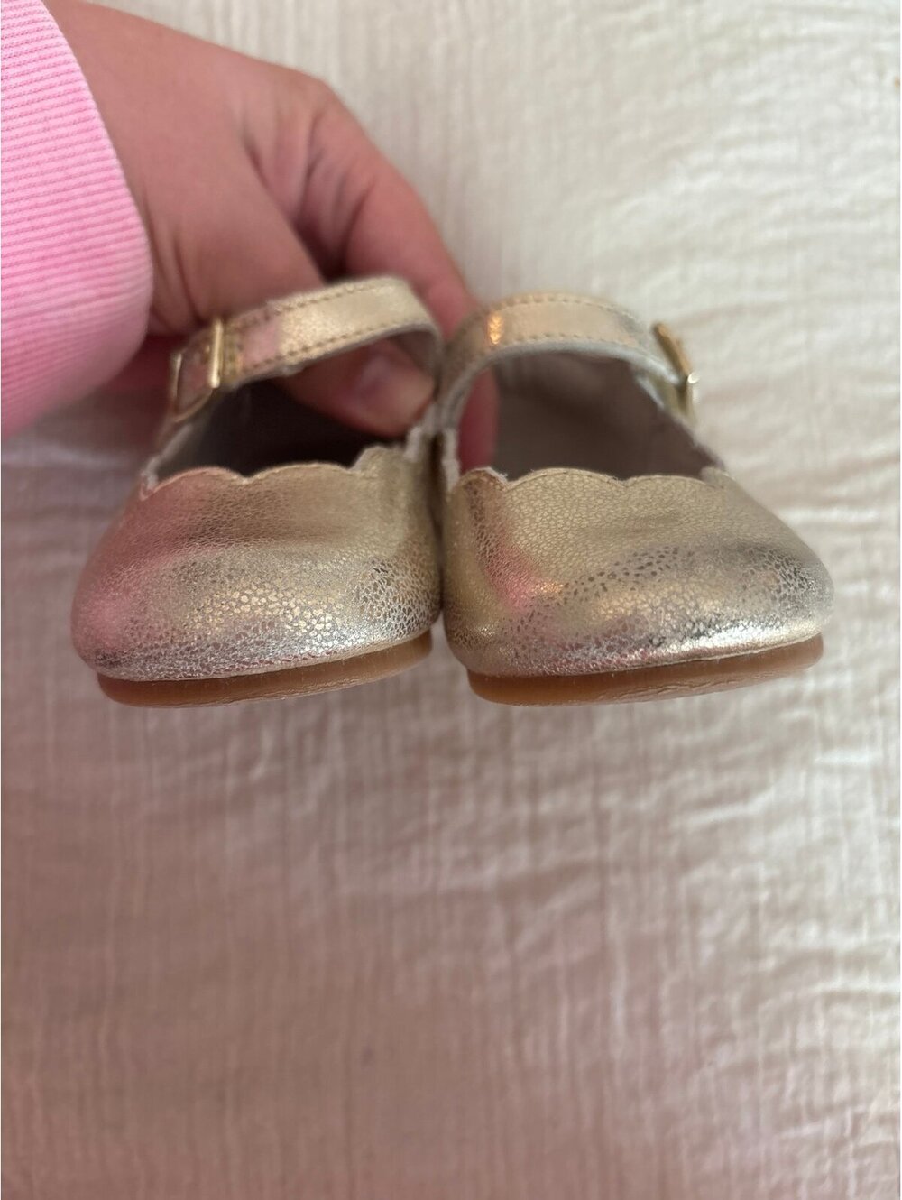 Lamour girls gold shoes 6c - Picture 3 of 7